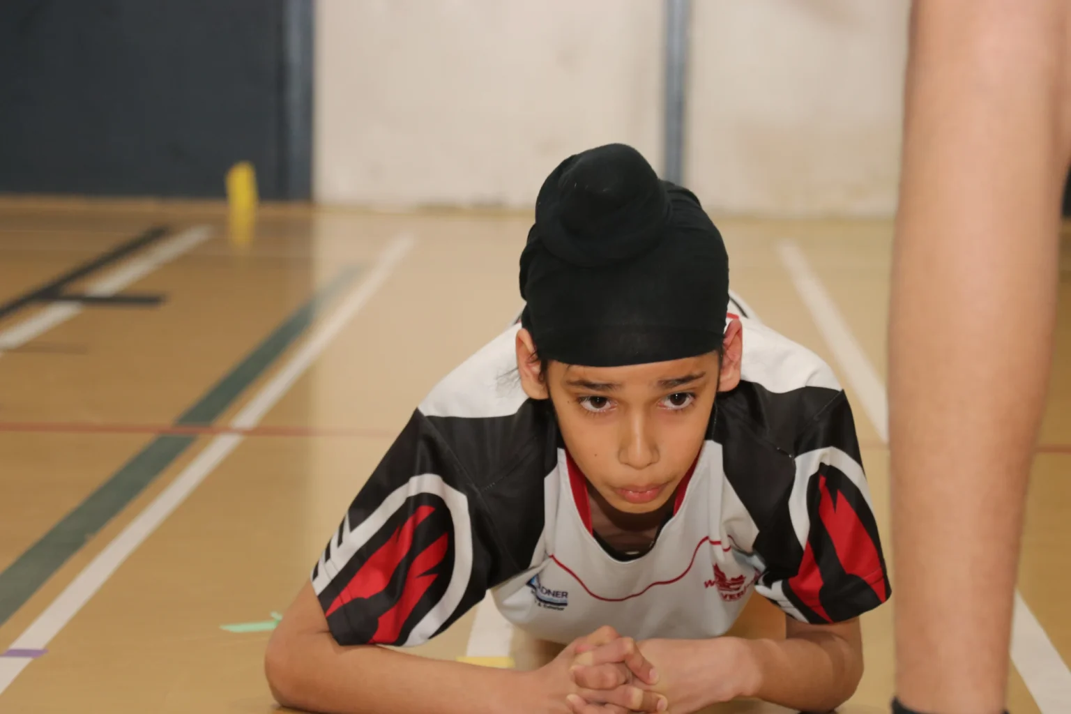 Defensive wall structure in indoor play